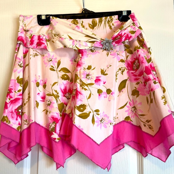 Pink floral skirt with rhinestone brooch 🌸 - Picture 1 of 9